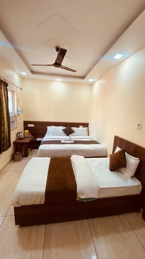 Kolmen hengen premium-huone | Työpöytä, ilmainen Wi-Fi