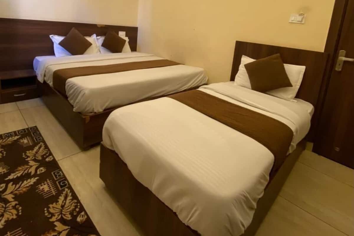 Habitación triple Premium | Escritorio y wifi gratis