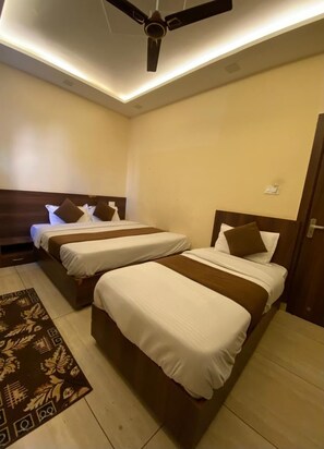 Habitación triple Premium | Escritorio y wifi gratis