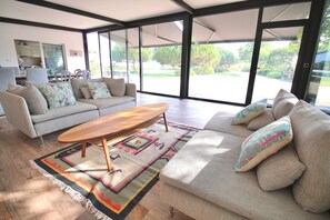 Family House, Garden View | Living area - Desertas Beach and Sport (Costa Nova)