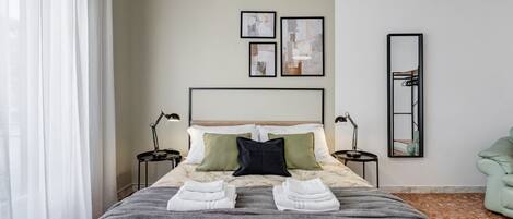 Iron/ironing board, travel crib