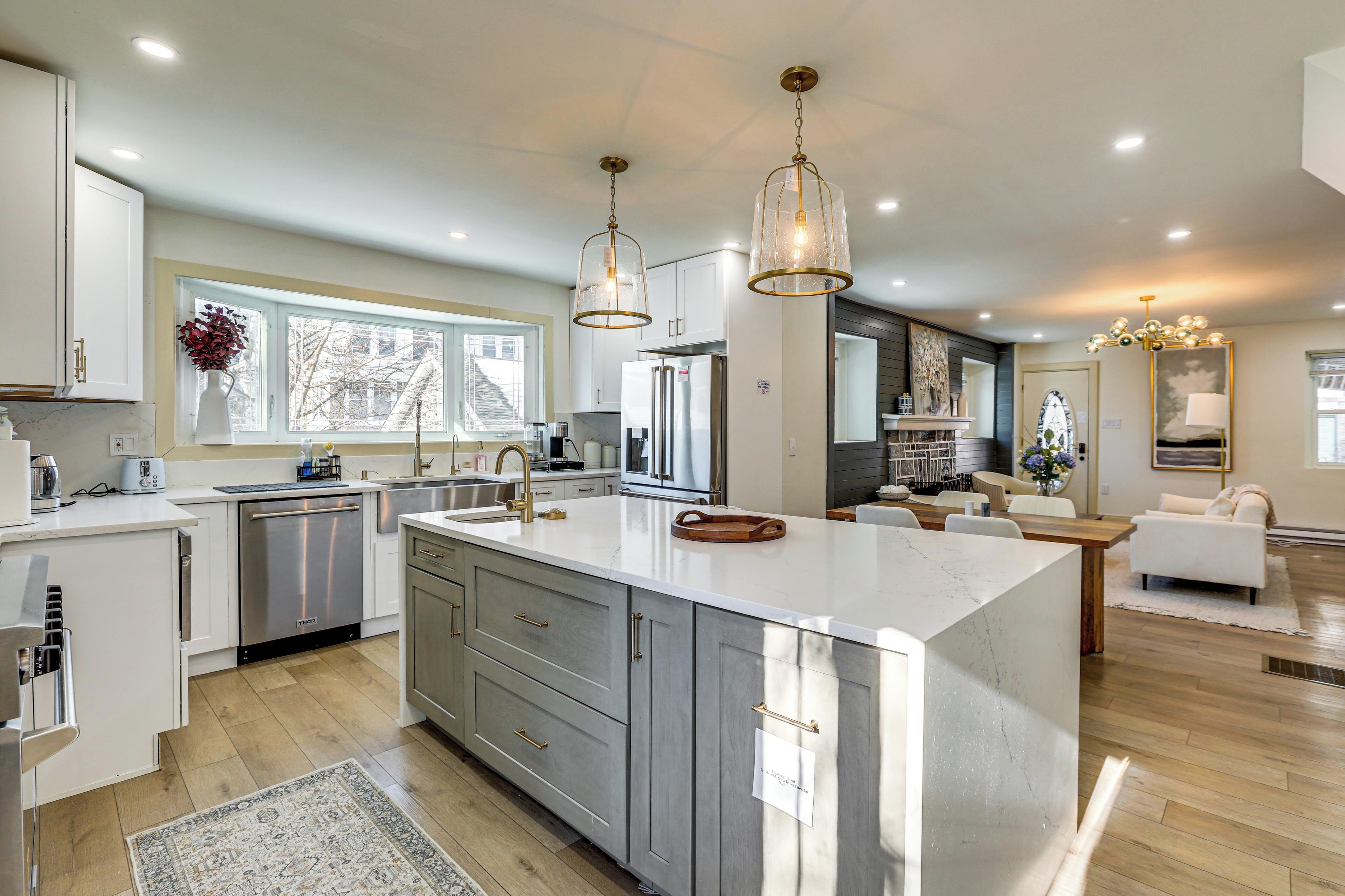 Réfrigérateur, micro-ondes, plaque de cuisson, lave-vaisselle