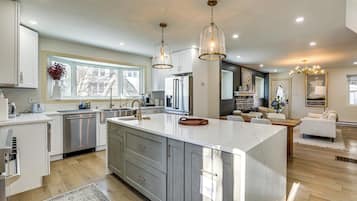 Fridge, microwave, stovetop, dishwasher