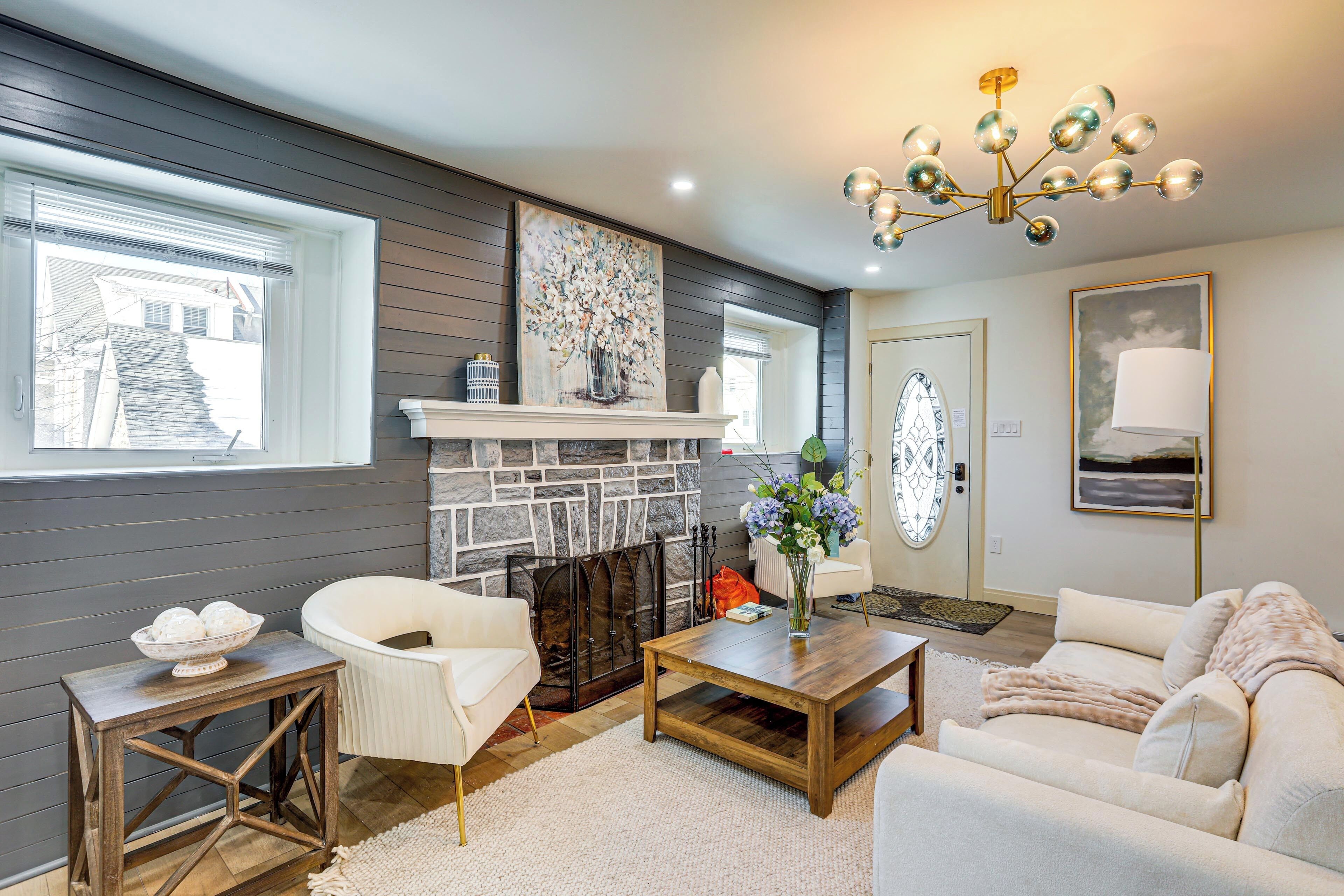 Een televisie en een open haard