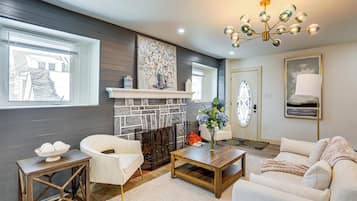 Een televisie en een open haard