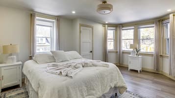 4 bedrooms, desk, iron/ironing board, internet