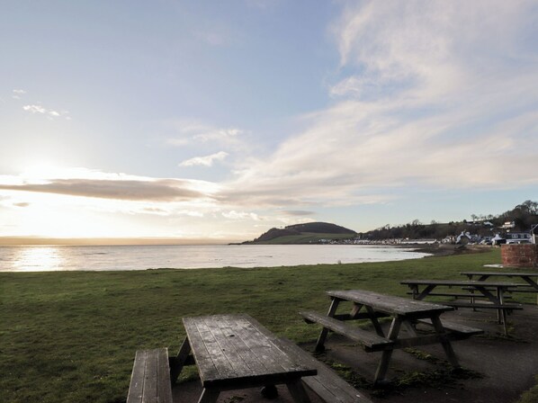 Outdoor dining - Wee Flat (Avoch)