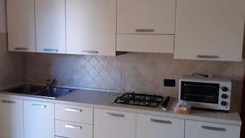 Lemari es, microwave, oven, dan kompor