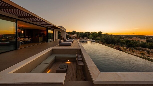 Uma área de piscina moderna ao ar livre, com assentos e vista para a paisagem.