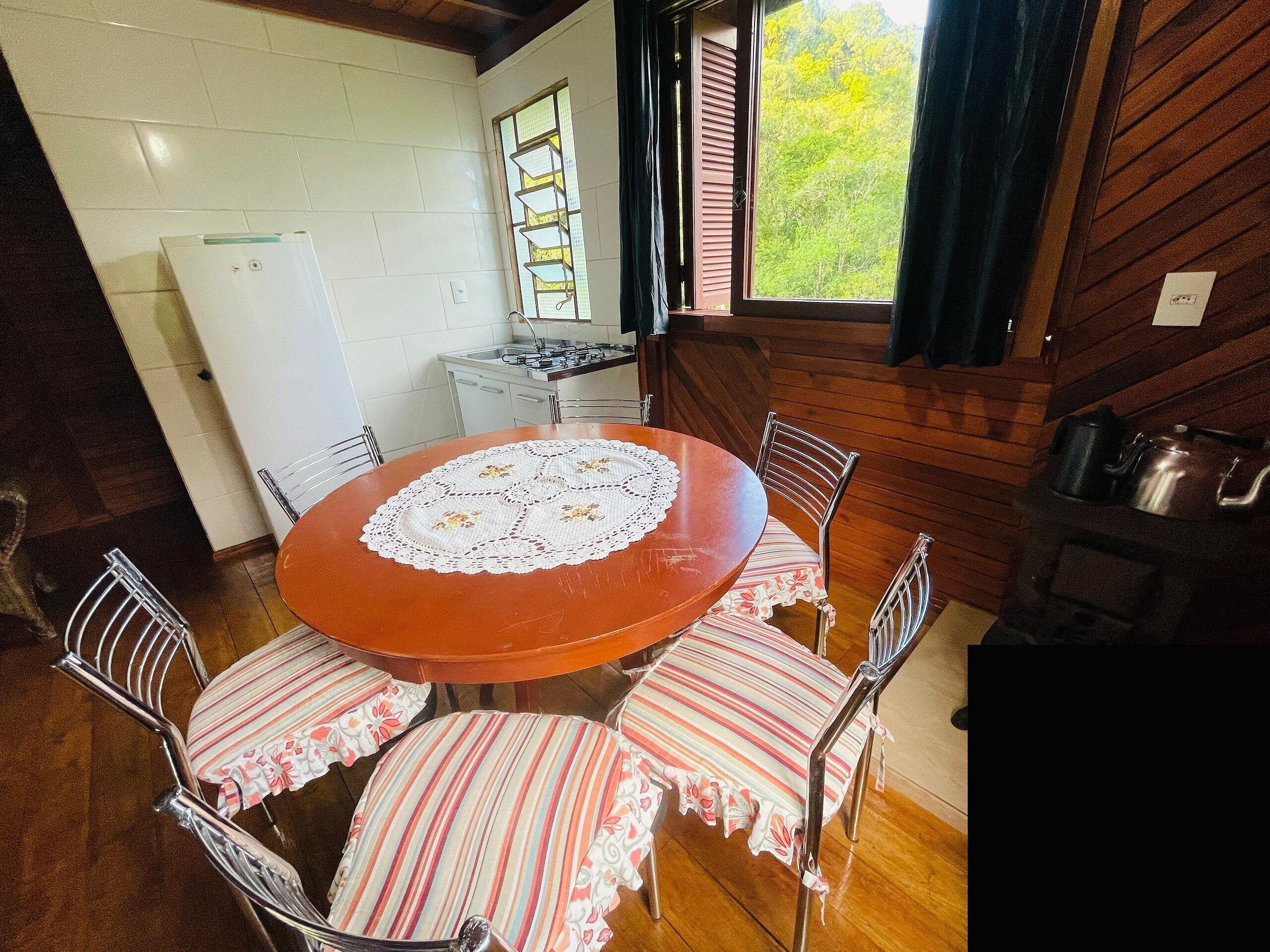 Basic Cabin | Dining