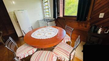 Basic Cabin | Dining