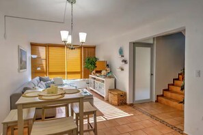 Smart TV, books - Family Penthouse Combate Beach Access Pool Stunning Views (El Combate)