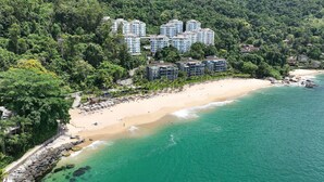 A coastal hotel with multiple buildings, a sandy beach, and clear turquoise waters. - Porto Real Resort - Leisure and Fun (Mangaratiba)