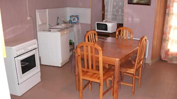 Kylskåp, mikrovågsugn, ugn och spishäll