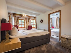 Appartamento Superior, patio, vista canale | Wi-Fi gratuito