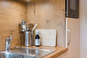 Appartamento Comfort, vista canale | Cucina privata | Frigorifero, microonde, piano cottura, lavastoviglie