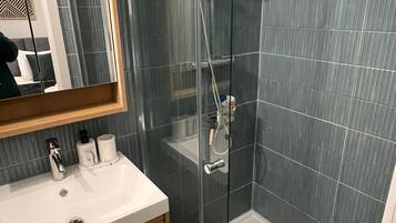 Dusj, hårføner, håndklær og såpe