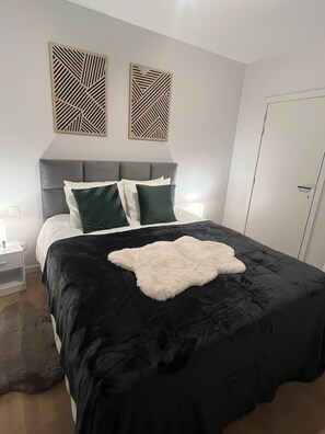 1 dormitorio, tabla de planchar con plancha, wifi y ropa de cama