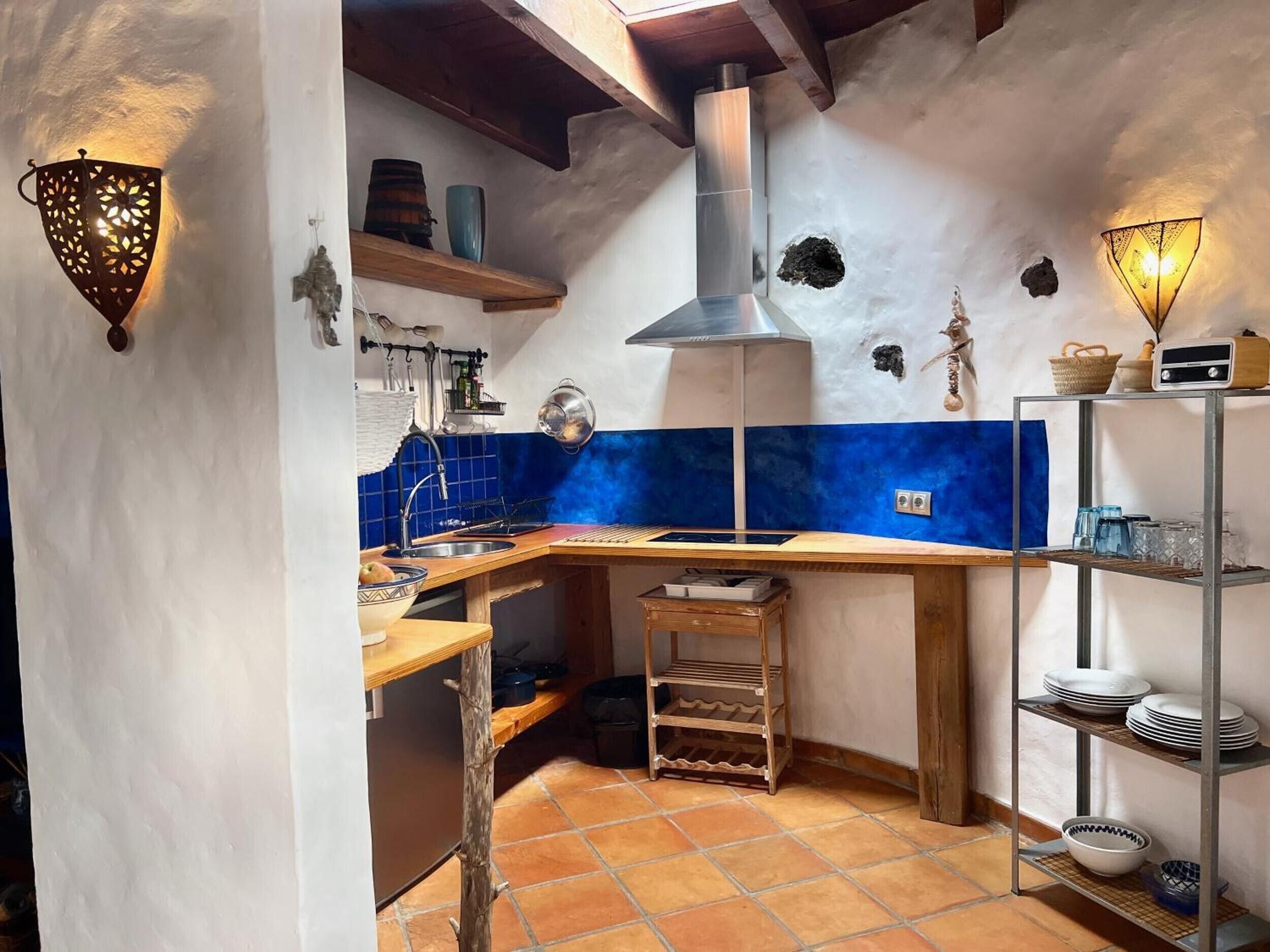 Frigorífico, placa de cocina, cafetera o tetera y tostadora