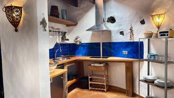 Frigorífico, placa de cocina, cafetera o tetera y tostadora