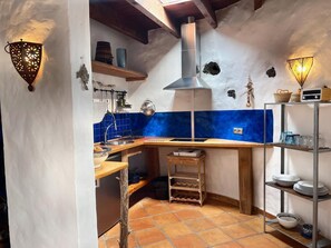 Kjøleskap, kokeplater, kaffetrakter/tekoker og brødrister