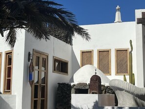 Exterior detail - Casa 'Hibisco' with Dreamy Garden – A Stylish Retreat for Peace, Nature & Enjoyment (Uga)