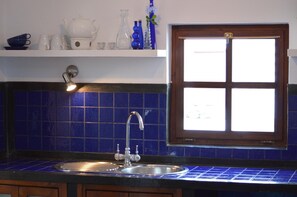 Réfrigérateur, plaque de cuisson, cafetière/bouilloire, grille-pain
