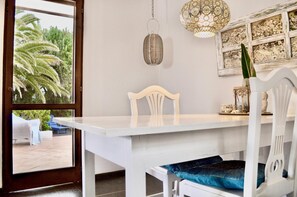 Dining - Casa 'Hibisco' with Dreamy Garden – A Stylish Retreat for Peace, Nature & Enjoyment (Uga)