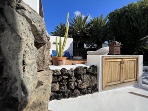 Property grounds - Casa 'Hibisco' with Dreamy Garden – A Stylish Retreat for Peace, Nature & Enjoyment (Uga)