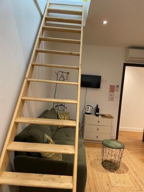 A staircase with a wooden handrail leading to a second-floor room. - HÉBERGEMENT ORNANO BORDEAUX (Bordeaux)