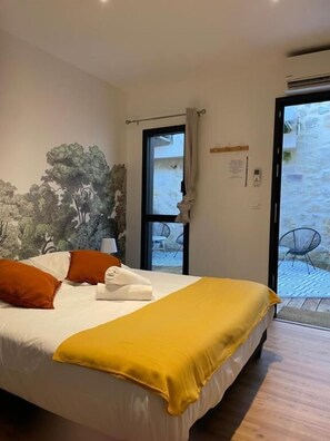 Tweepersoonskamer, terras, uitzicht op de binnenplaats