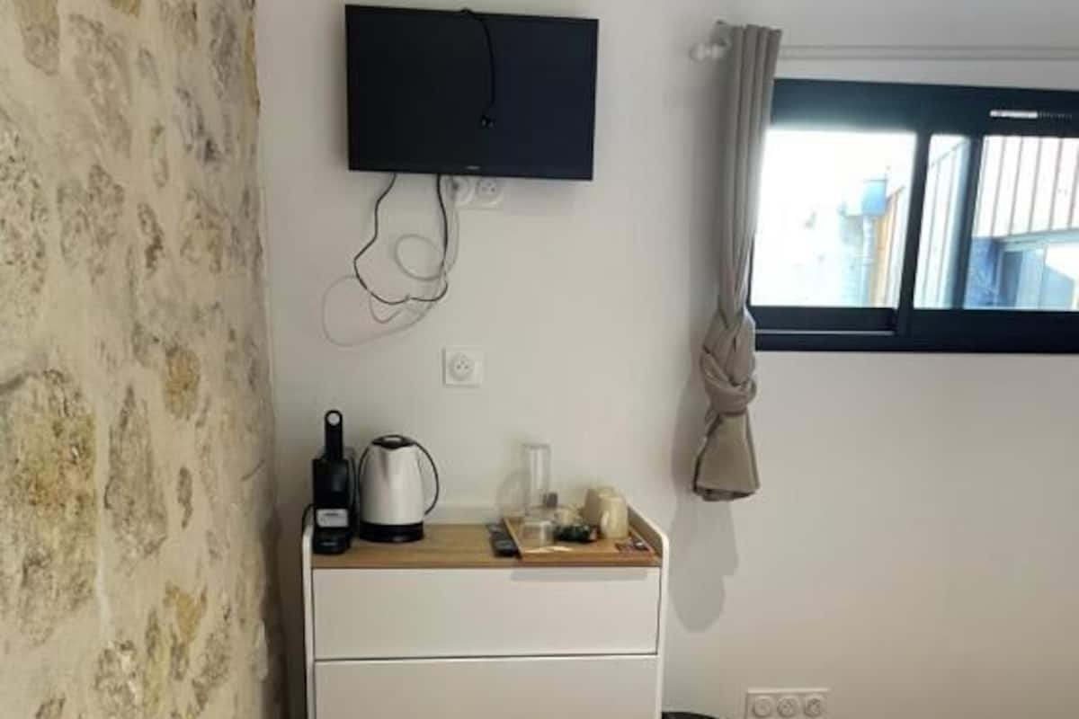 Double Room, Patio | Soundproofing, free WiFi, bed sheets