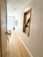 Colchones con efecto memoria y caja de seguridad en la habitación 