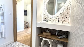 Kamar Double Khas, ensuite, pemandangan kebun | Kamar mandi | Shower, pancuran hujan, pengering rambut, dan lantai berpemanas