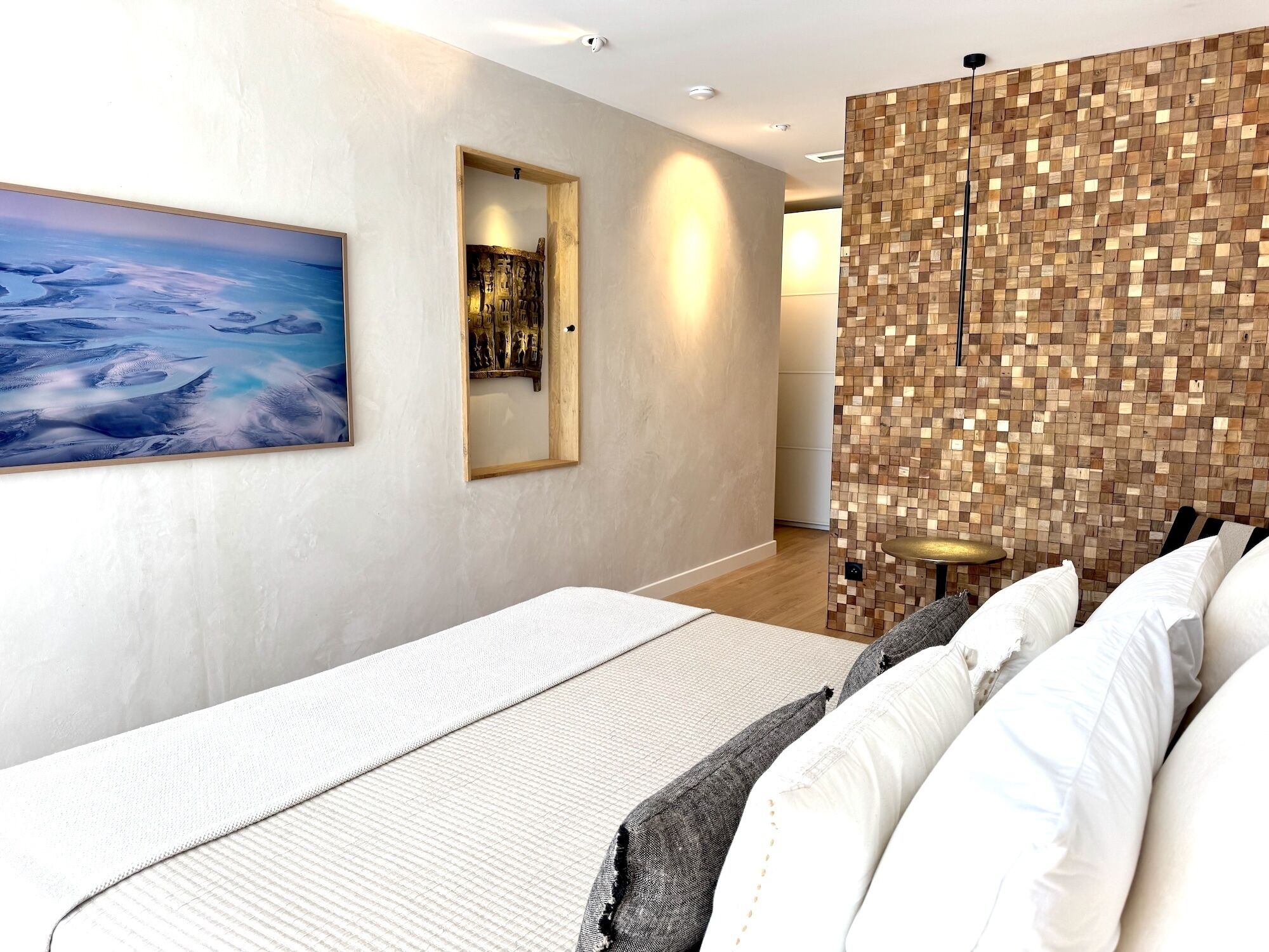 Chambre Double Design, salle de bains privée, vue piscine | Matelas mémoire de forme, coffres-forts dans les chambres