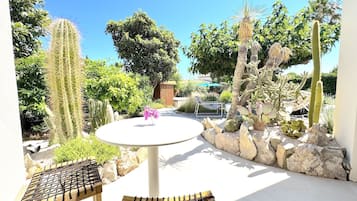 Signature Double Room, Ensuite, Pool View | Memory foam beds, in-room safe, individually decorated