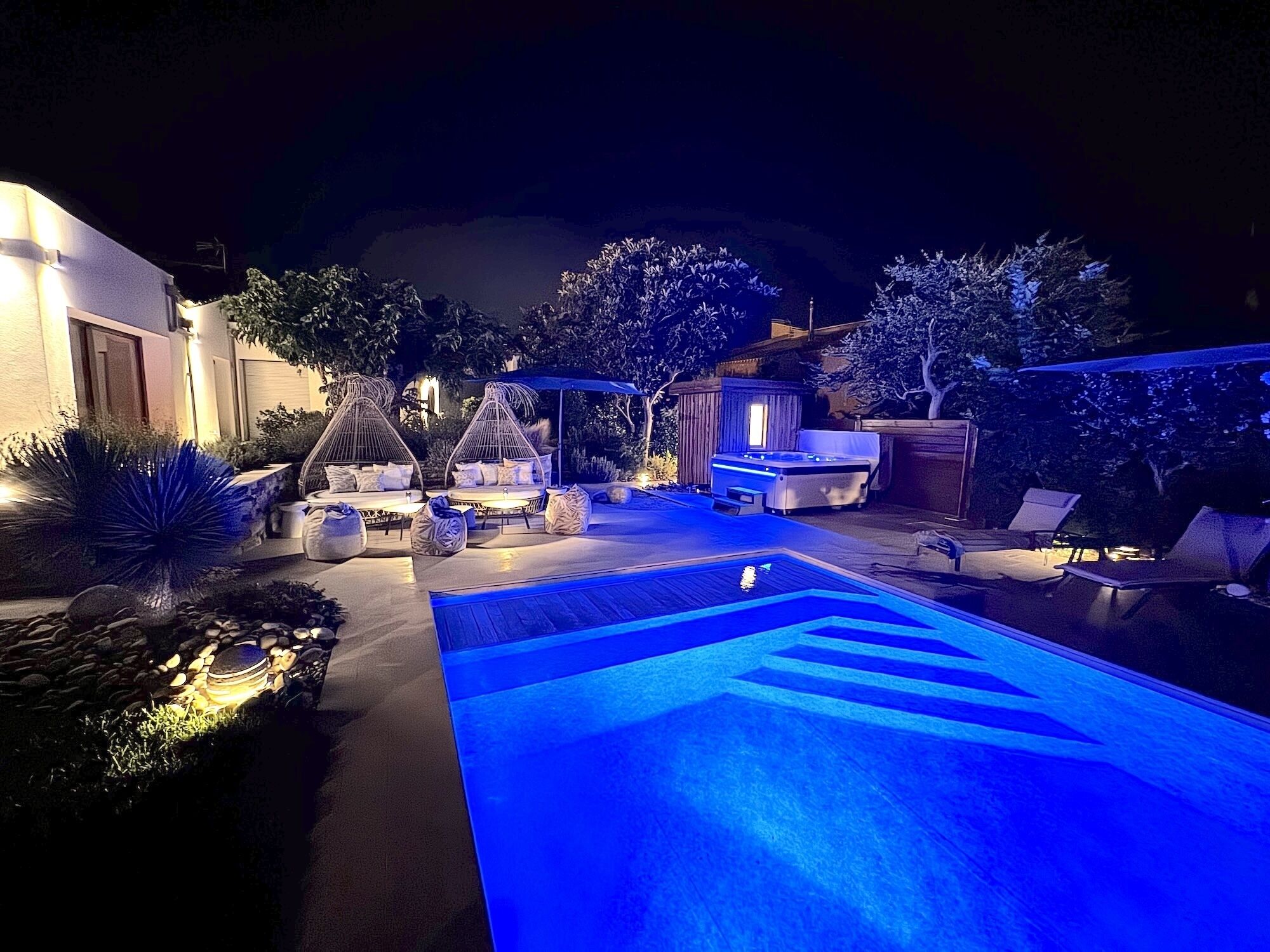 季節性室外泳池；09:00 至 20:00 開放；泳池傘、躺椅