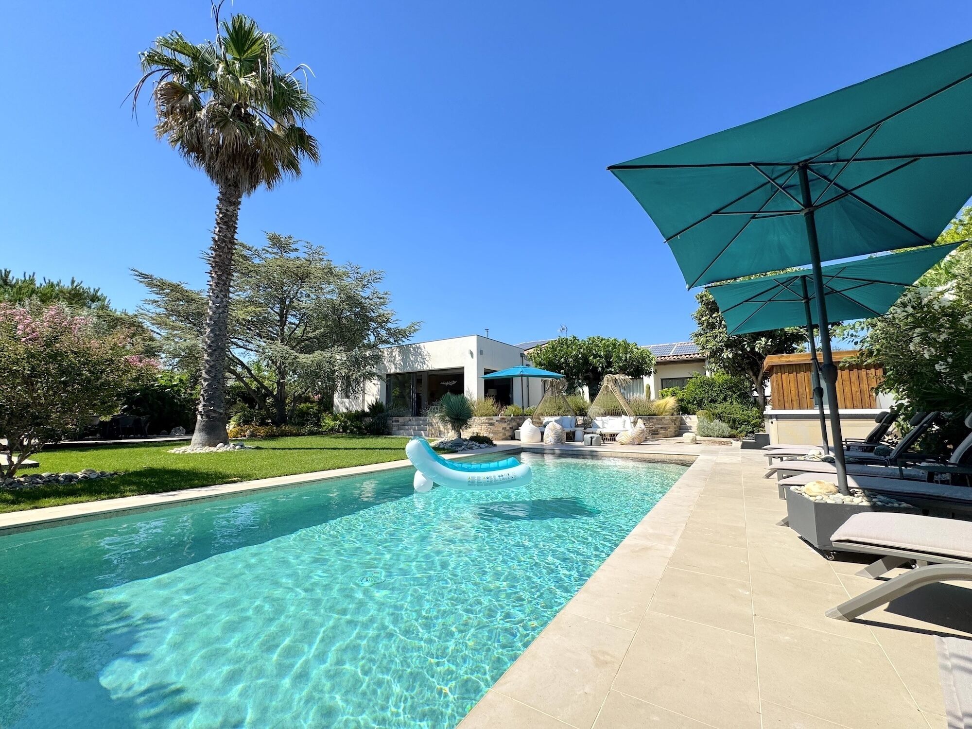 Piscine extérieure (ouverte en saison), parasols de plage
