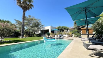 Piscine extérieure (ouverte en saison), parasols de plage