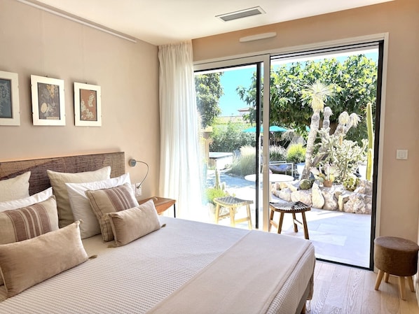 Kahden hengen signature-huone, kylpyhuone makuuhuoneen yhteydessä, näköala uima-altaalle | Memory foam -patjalliset sängyt, tallelokero huoneessa