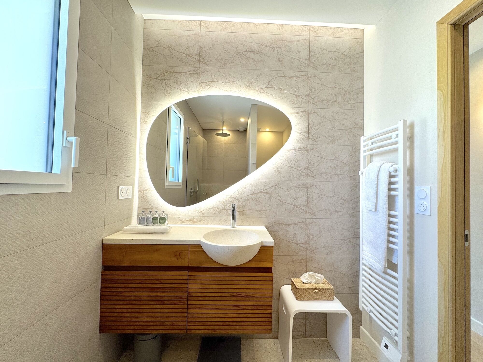 Design tweepersoonskamer, privébadkamer, uitzicht op zwembad | Badkamer | Een douche, een regendouche, een haardroger, vloerverwarming