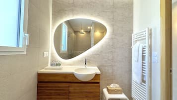 Design tweepersoonskamer, privébadkamer, uitzicht op zwembad | Badkamer | Een douche, een regendouche, een haardroger, vloerverwarming