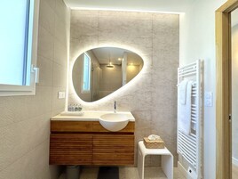 Design Double Room, Private Bathroom, Pool View | Bathroom | Shower, rainfall showerhead, hair dryer, heated floors