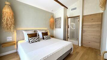 Signature Double Room, Ensuite, Garden View | Memory foam beds, in-room safe, individually decorated