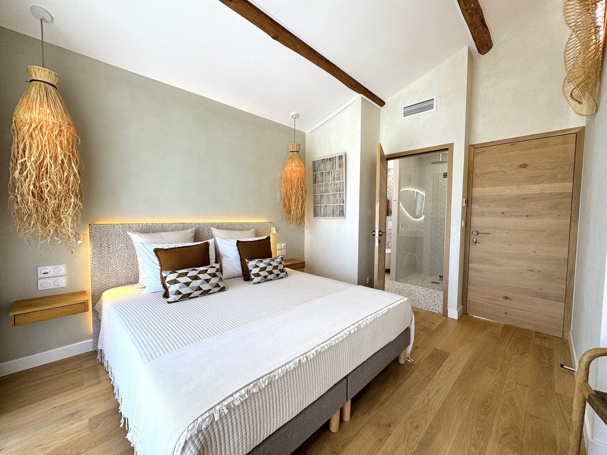 Doppelzimmer, 1 King-Bett, eigenes Bad, Gartenblick | Betten mit Memory-Foam-Matratzen, Zimmersafe, individuell dekoriert