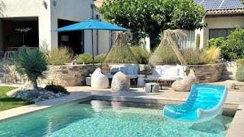 Piscine extérieure (ouverte en saison), parasols de plage