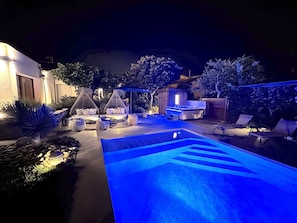 Außenpool (je nach Saison geöffnet), Sonnenschirme, Liegestühle