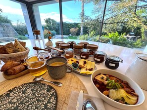 Free daily continental breakfast - Villa Balāo - Guesthouse Men Only - LGBT (Balaruc-les-Bains)