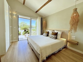Quarto casal com design assinado, suíte, vista para o jardim | Camas com colchões de espuma com sistema de memória, cofres nos quartos