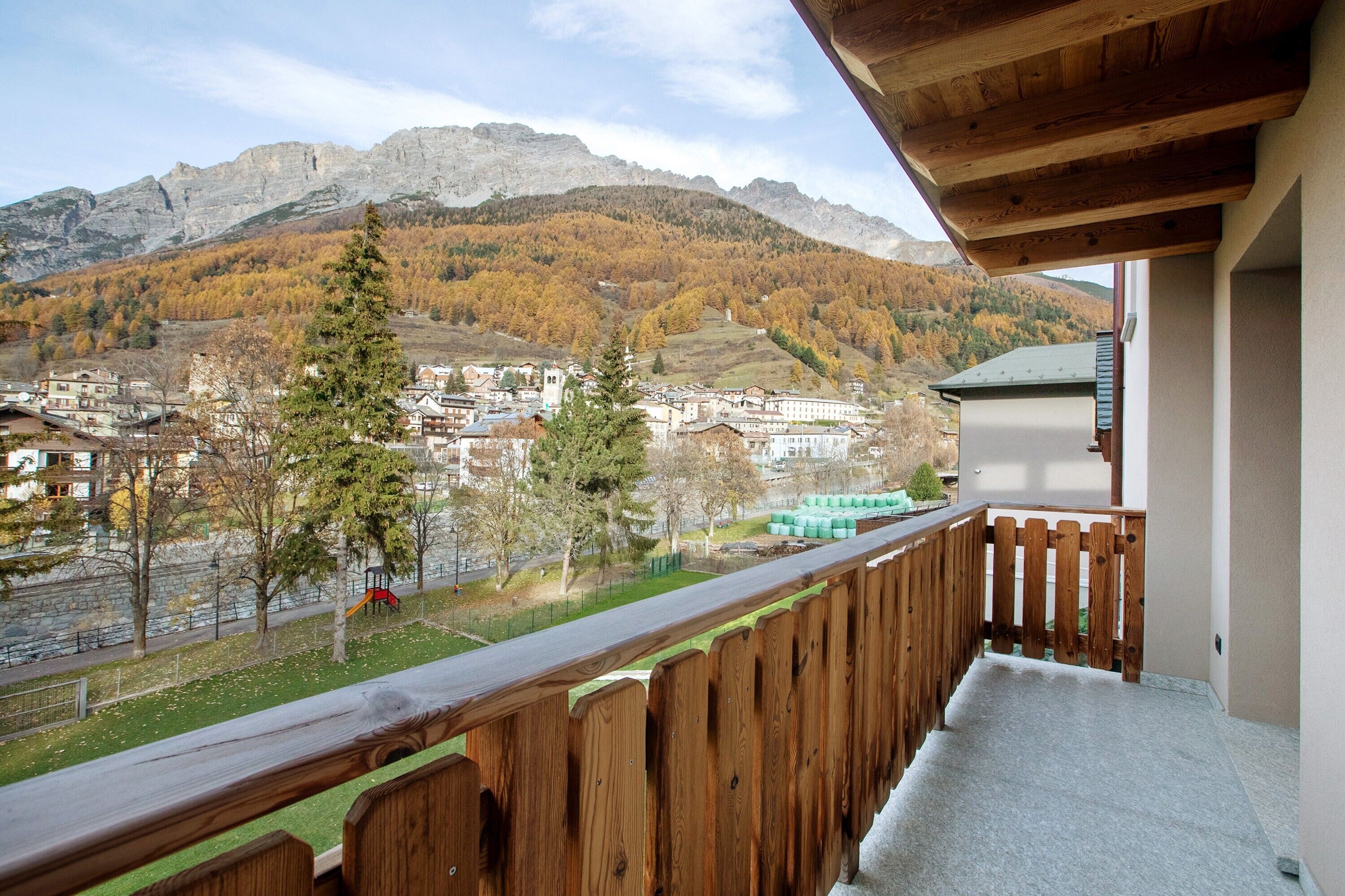 Ein Balkon mit Blick auf eine Stadt und Berge.